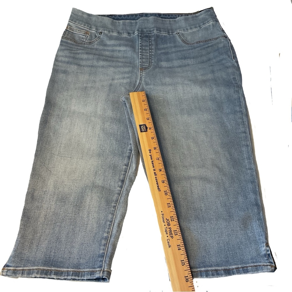 Chico's Sz 1.5 (Sz 10) Capri Jeans Pull On Light Wash 91% Cotton 2% Spandex - Picture 6 of 13